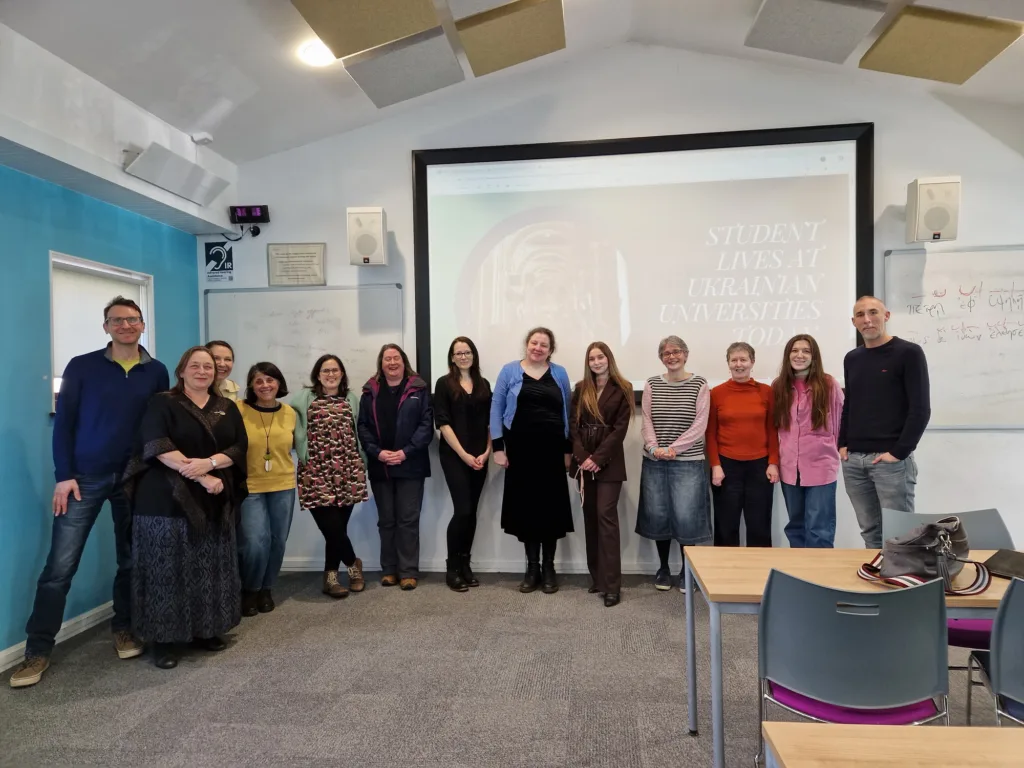 Група людей перед презентацією про студентське життя в Україні