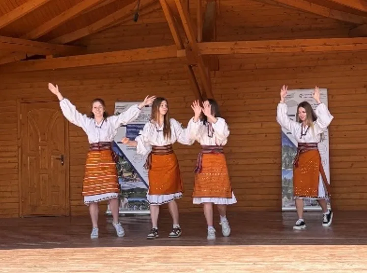 Дівчата танцюють у традиційному українському вбранні