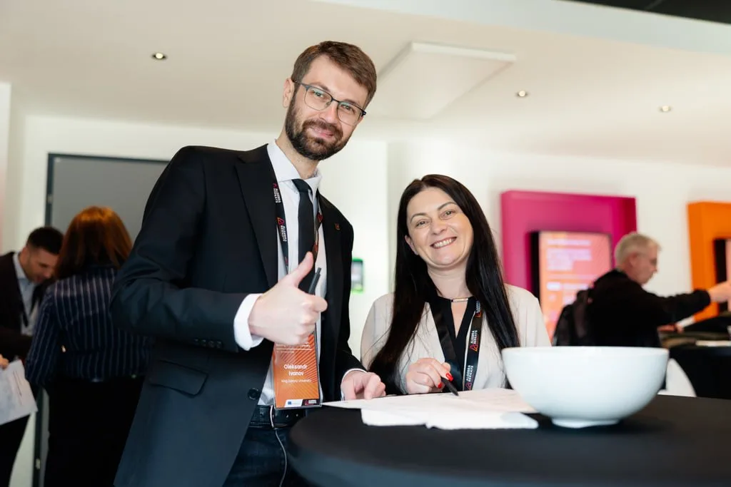 Учасники конференції посміхаються біля столу