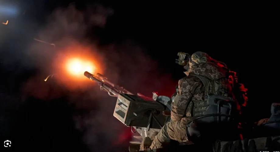 Солдат веде вогонь з кулемета вночі