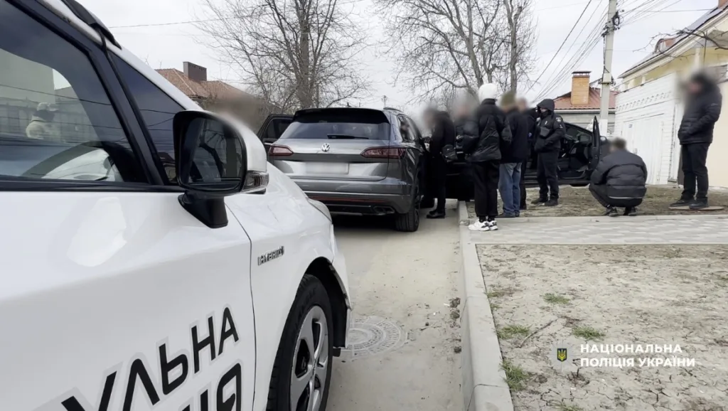 Поліція України проводить огляд автомобіля на вулиці