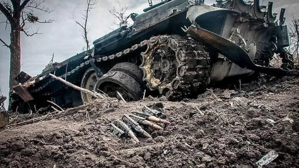 Зруйнований танк на полі бою