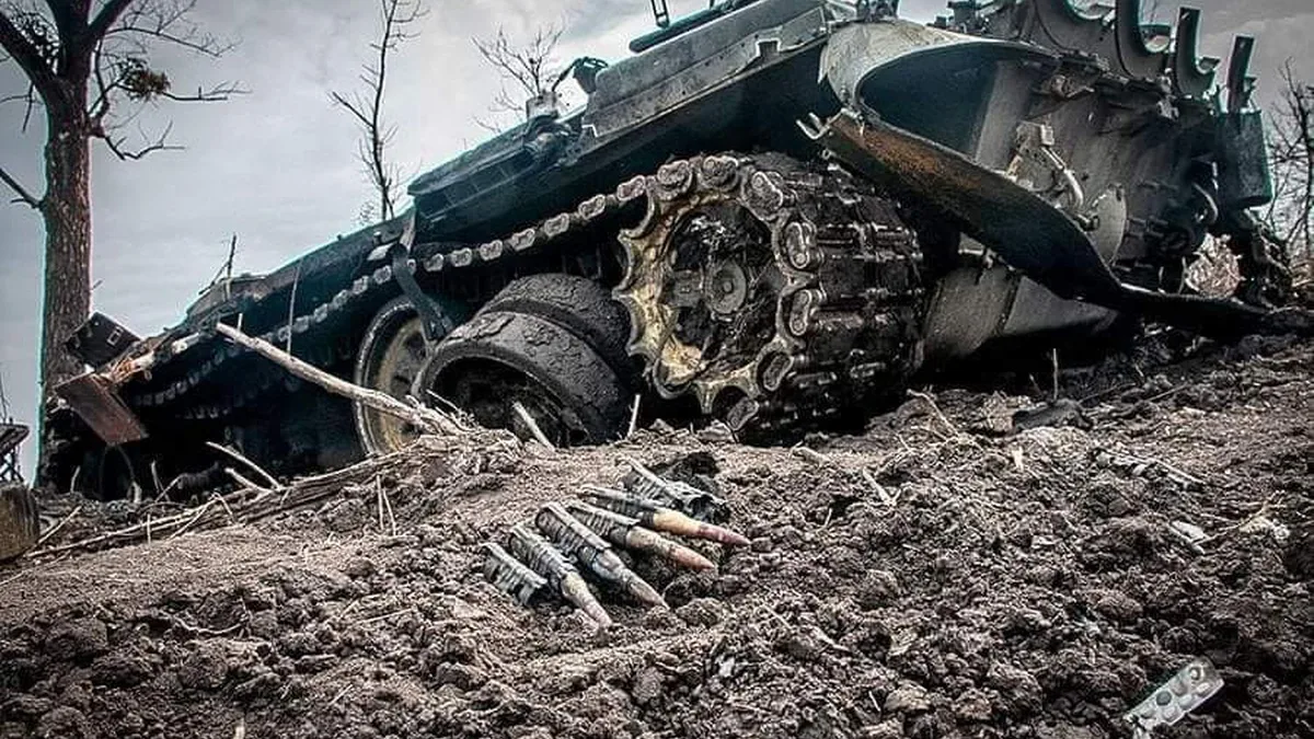 Зруйнований танк на полі бою