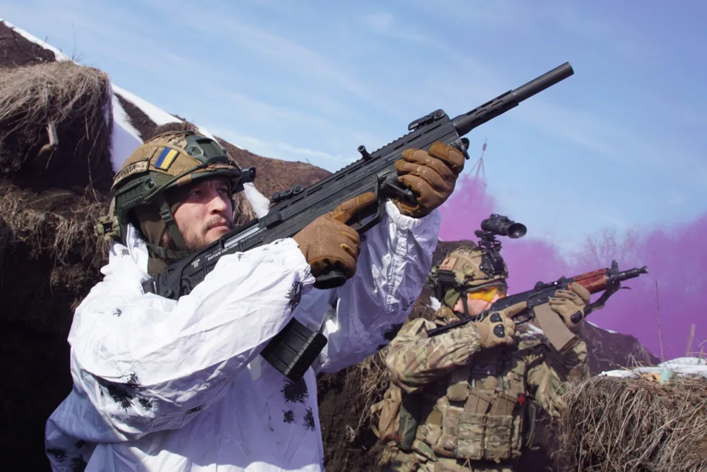 Українські солдати в окопі під час бойових дій