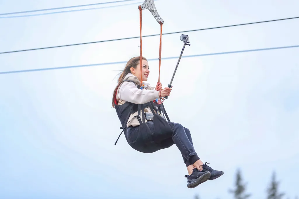 Жінка катається на зіплайні та знімає відео