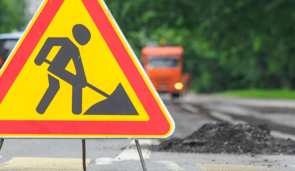 Дорожні роботи, попереджувальний знак на трасі