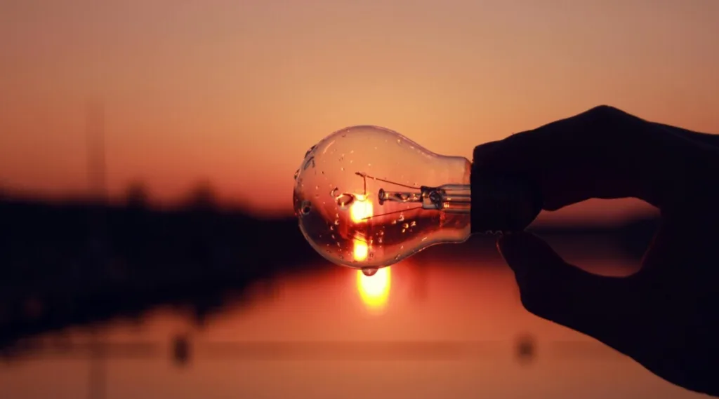 Лампочка на тлі заходу сонця