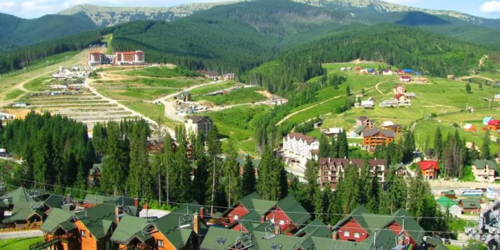Гірський курорт Карпати з зеленими пагорбами
