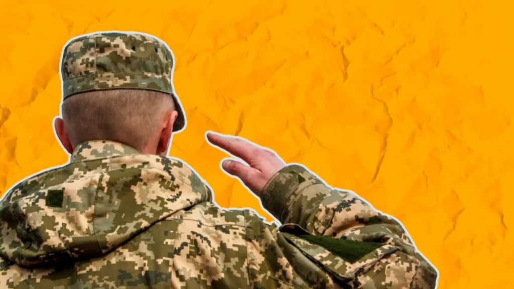 Військовий у камуфляжі віддає честь