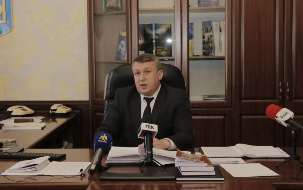 Чоловік проводить пресконференцію в офісі