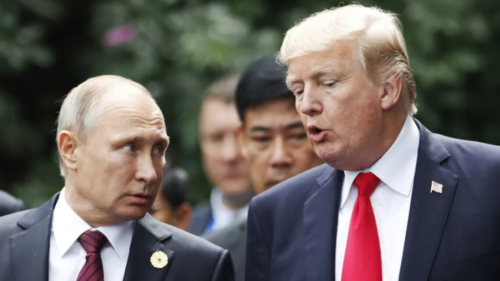 Двоє чоловіків розмовляють на відкритому повітрі