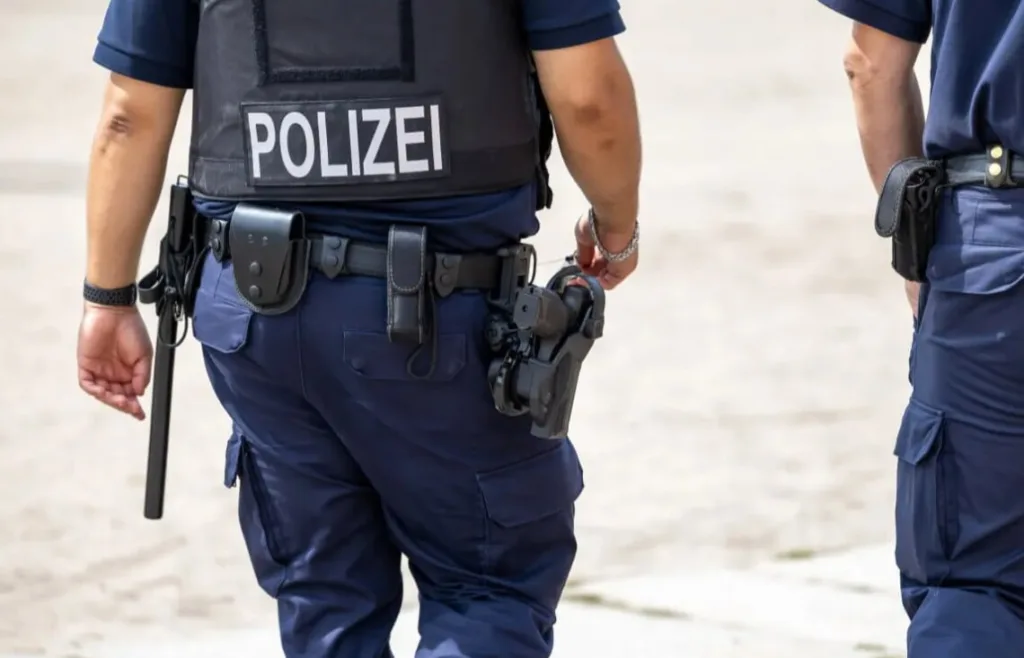 Німецькі поліцейські у формі на вулиці