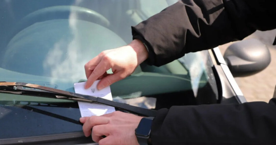 Штраф під склоочисником автомобіля