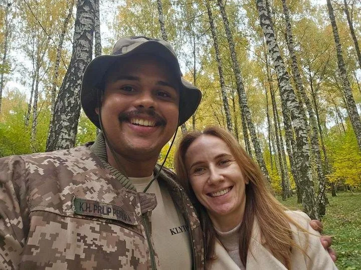 Пара посміхається в осінньому лісі