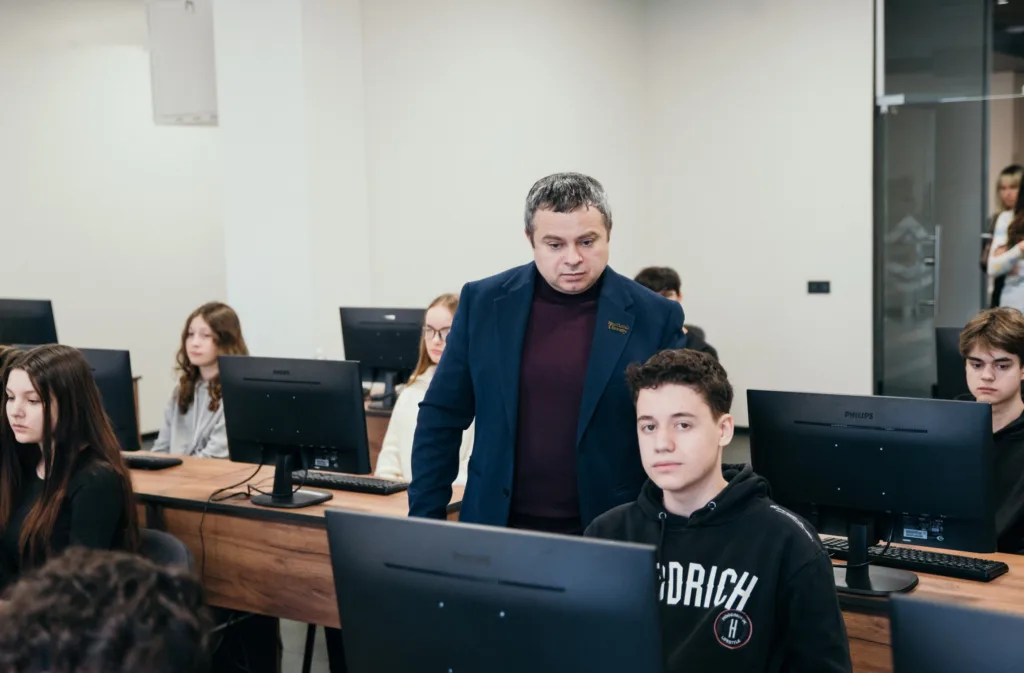 Урок інформатики в комп’ютерному класі школи