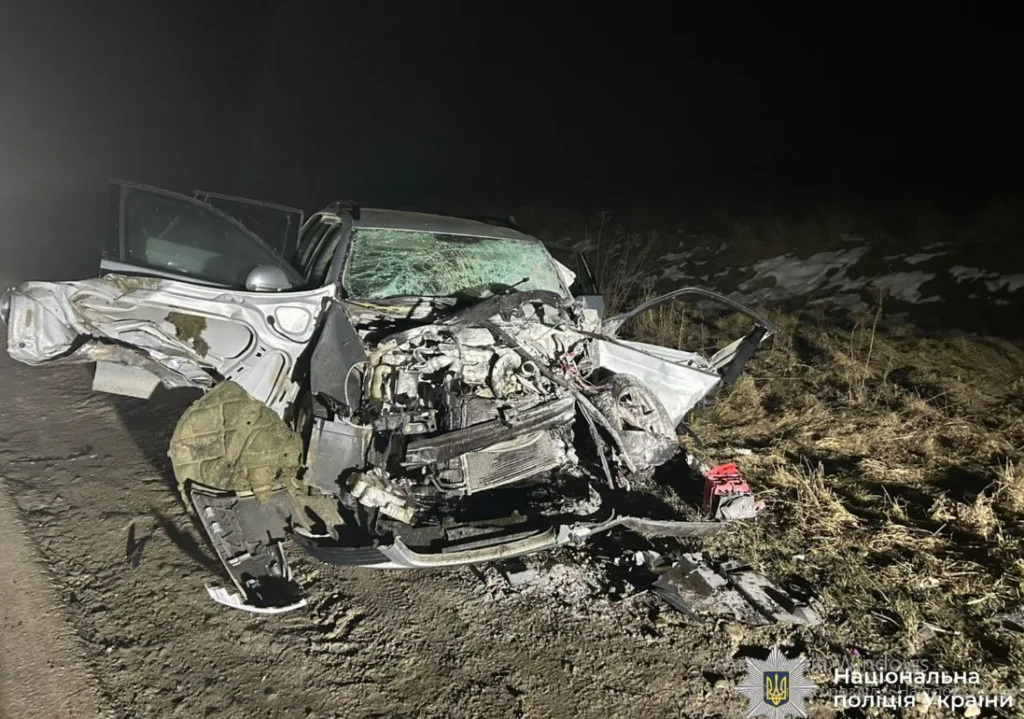 Розбитий автомобіль після дорожньо-транспортної пригоди вночі