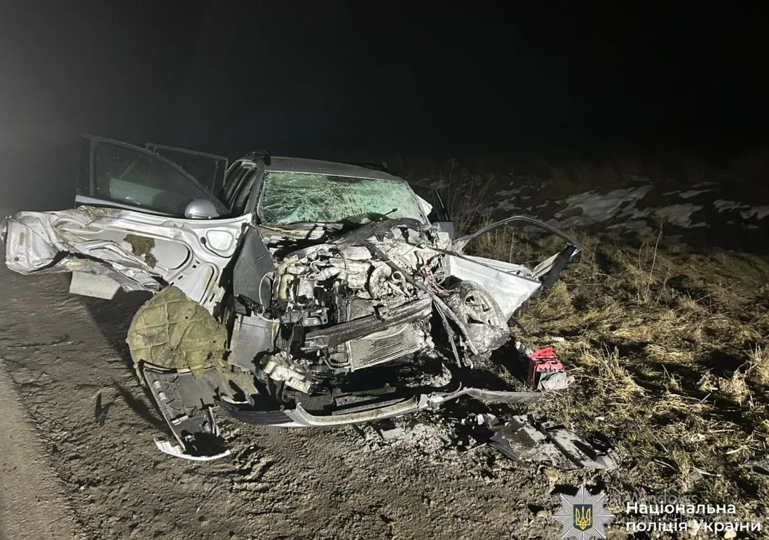 Розбитий автомобіль після дорожньо-транспортної пригоди вночі