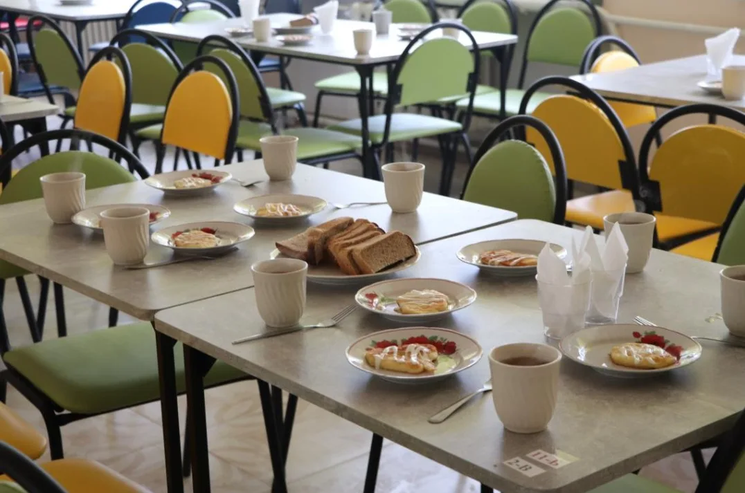 Сніданок у шкільній їдальні з чаєм і сирниками