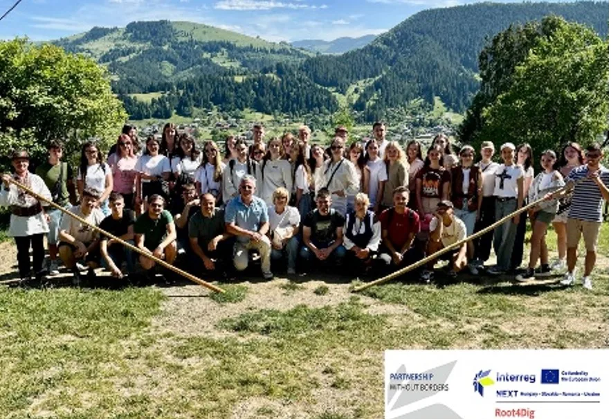 Група людей на природі в Карпатах