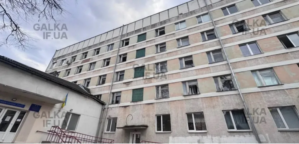 Фасад багатоповерхової лікарні з прапором України