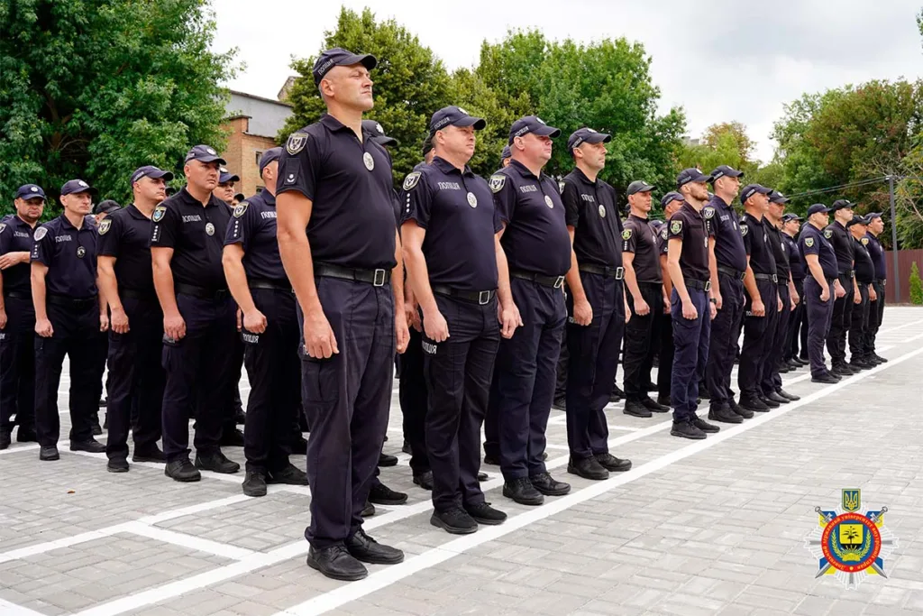 Поліцейські стоять у шерензі на плацу