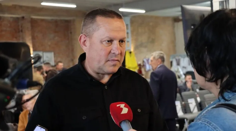 Чоловік дає інтерв’ю на публічному заході