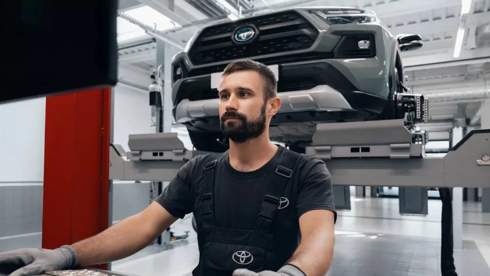 Механік перевіряє автомобіль у сервісному центрі Toyota