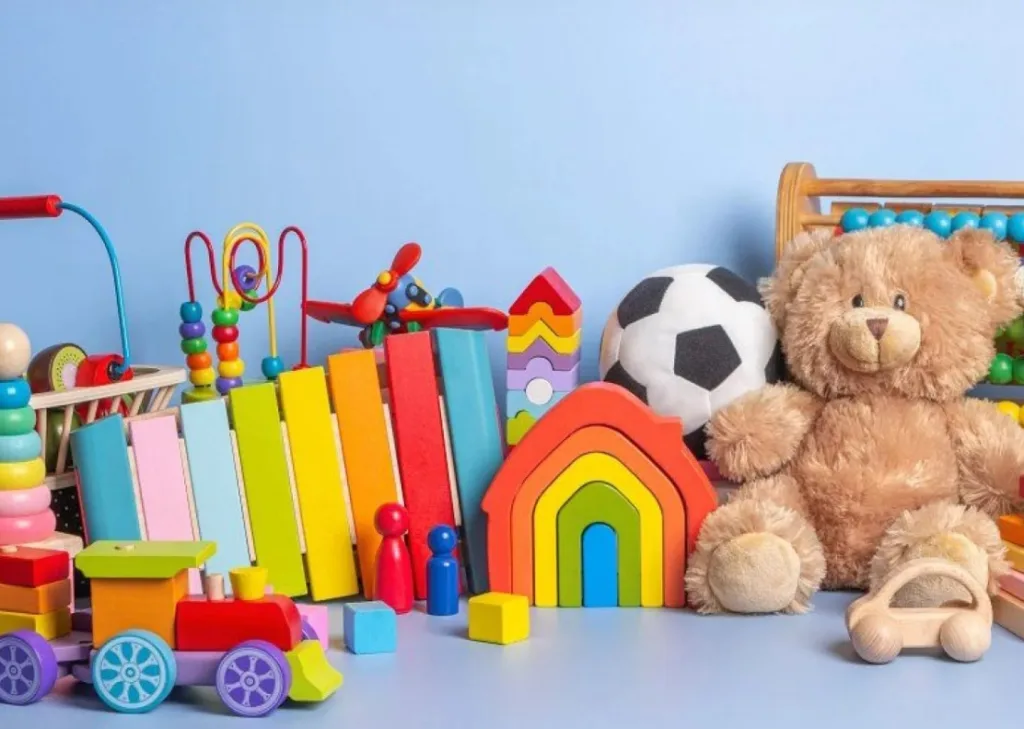 Кольорові дитячі іграшки та плюшевий ведмедик