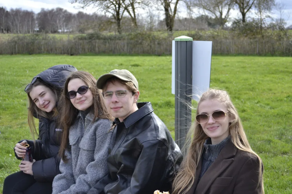 Четверо друзів сидять на лавці в парку