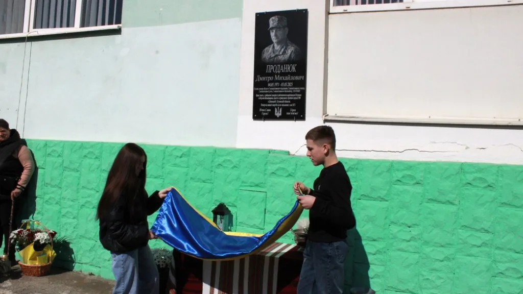 Діти відкривають меморіальну дошку захиснику України