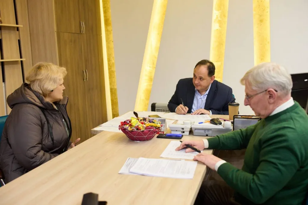 Люди обговорюють документи за офісним столом