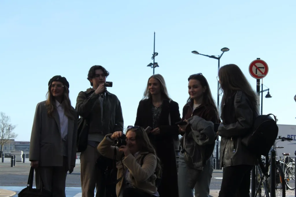 Група молодих людей фотографуються на вулиці