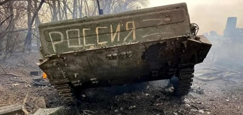 Підбитий російський бронетранспортер у зоні боїв