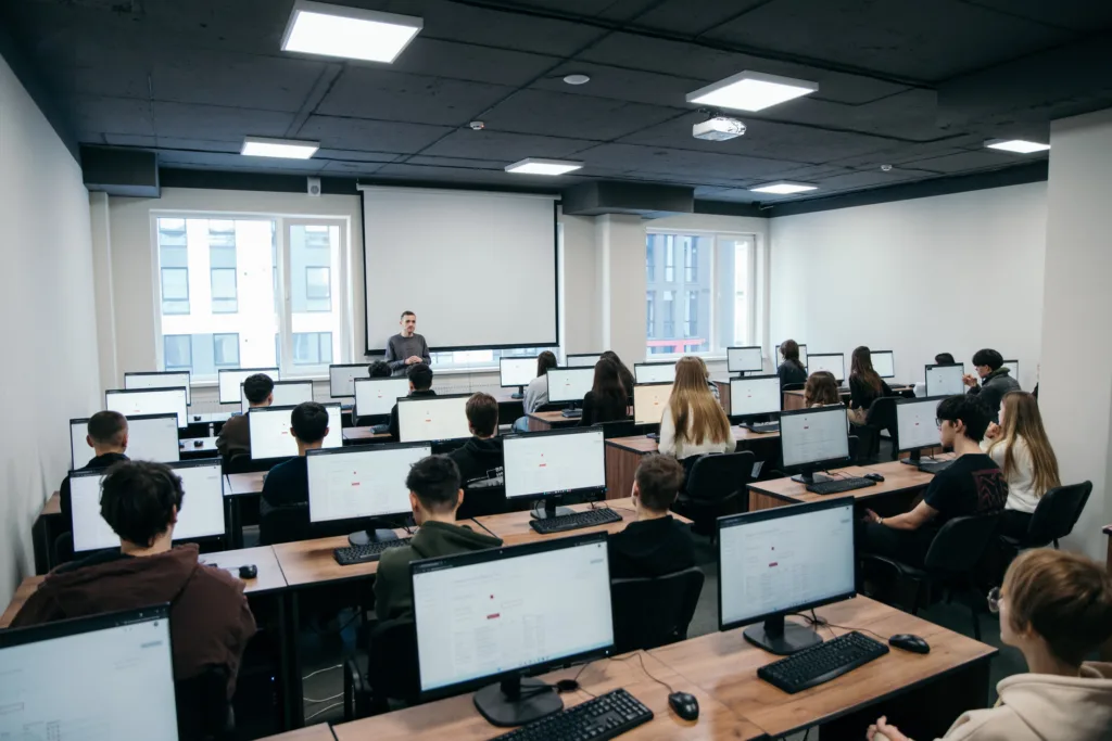 Студенти на занятті з інформатики в комп’ютерному класі
