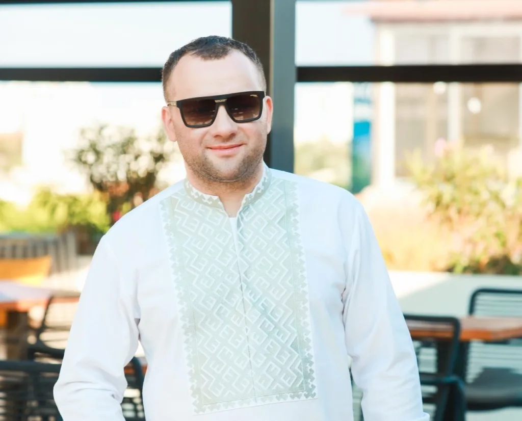 Чоловік у вишиванці та сонцезахисних окулярах