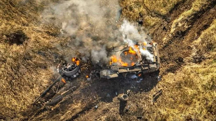 Знищений танк горить на полі бою