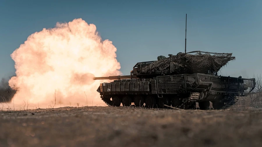 Бойовий танк стріляє на полі бою