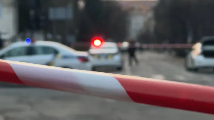 Поліція перекрила вулицю червоною стрічкою