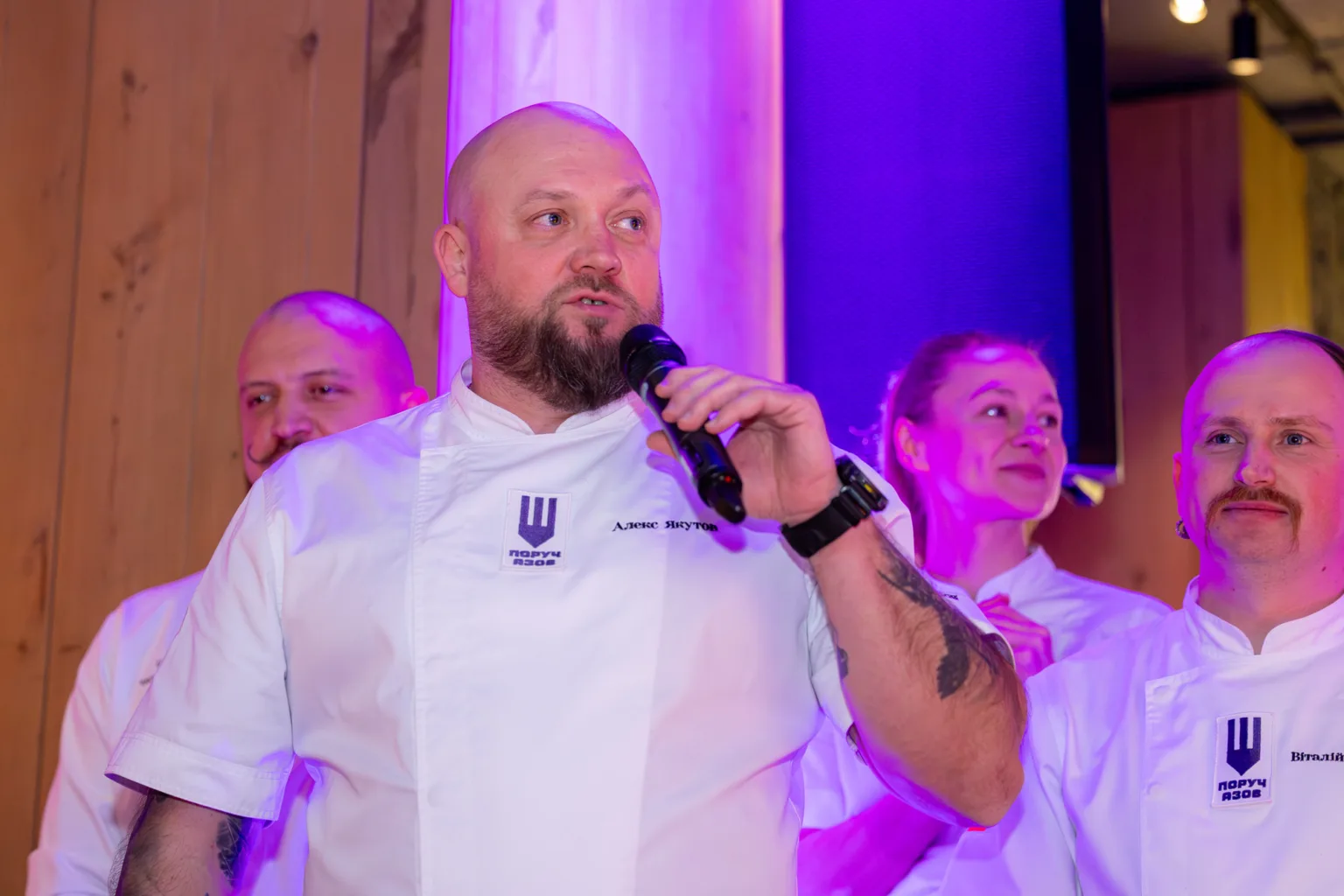 Шеф-кухар говорить на кулінарному заході