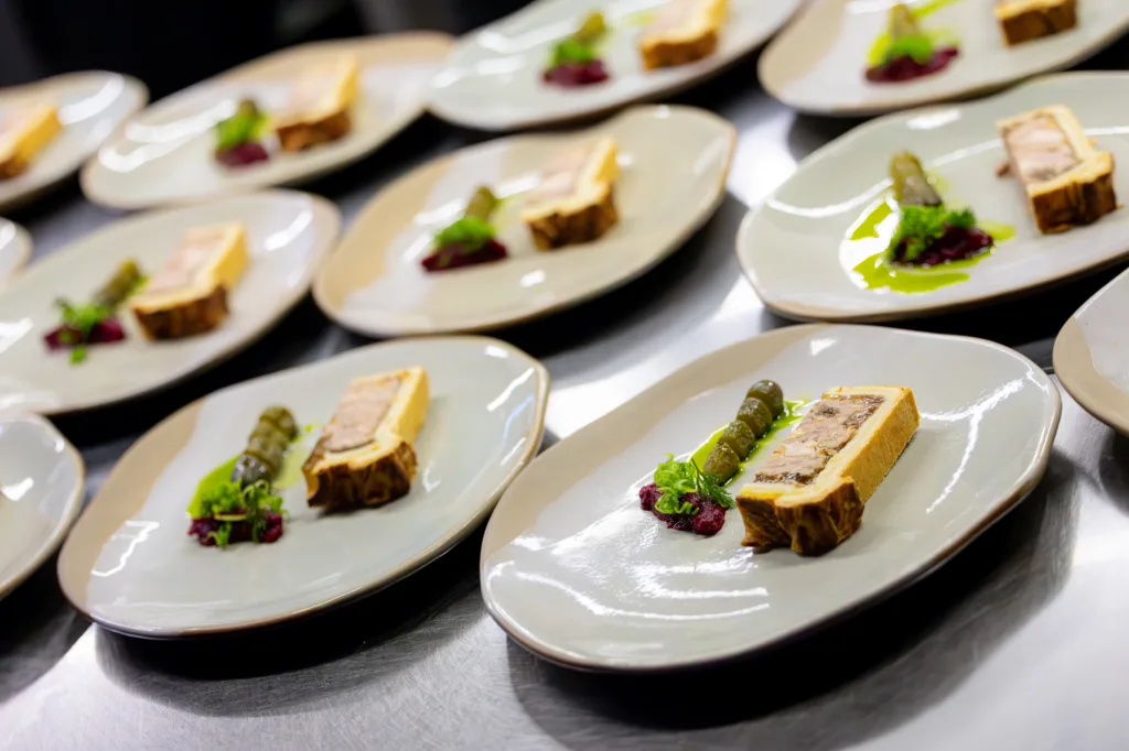 Вишукані страви на тарілках у ресторані