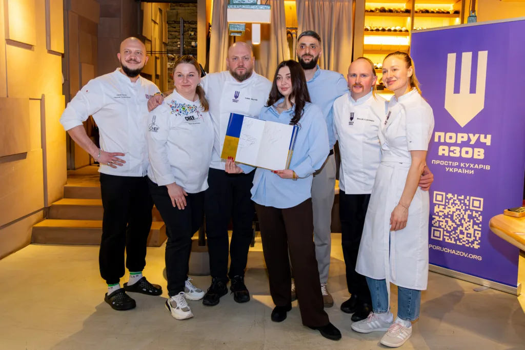 Група українських кухарів на заході Поруч Азов