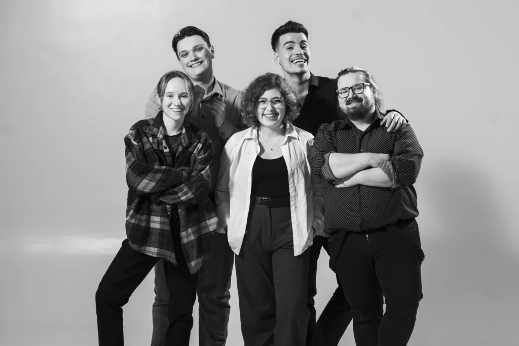 П’ятеро усміхнених людей на груповому фото