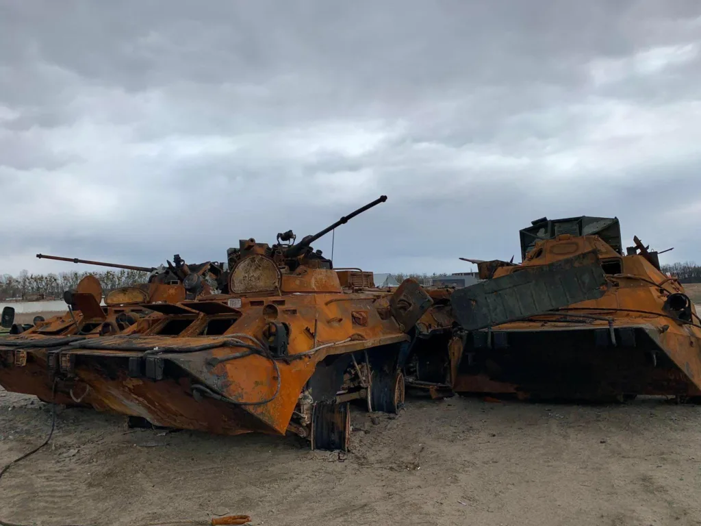 Зруйнована військова техніка на відкритій місцевості