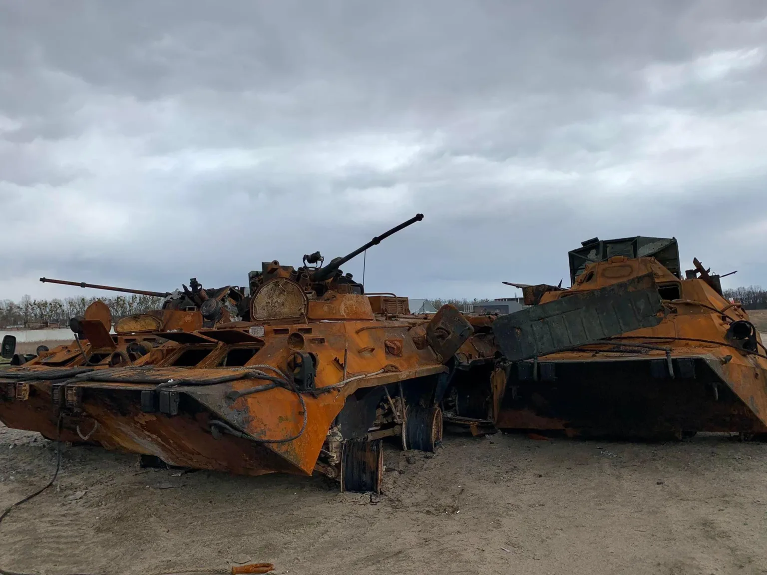 Зруйнована військова техніка на відкритій місцевості