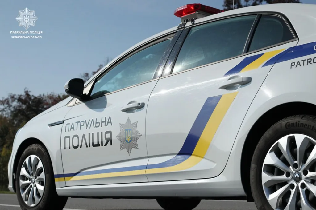 Патрульний автомобіль поліції України на дорозі