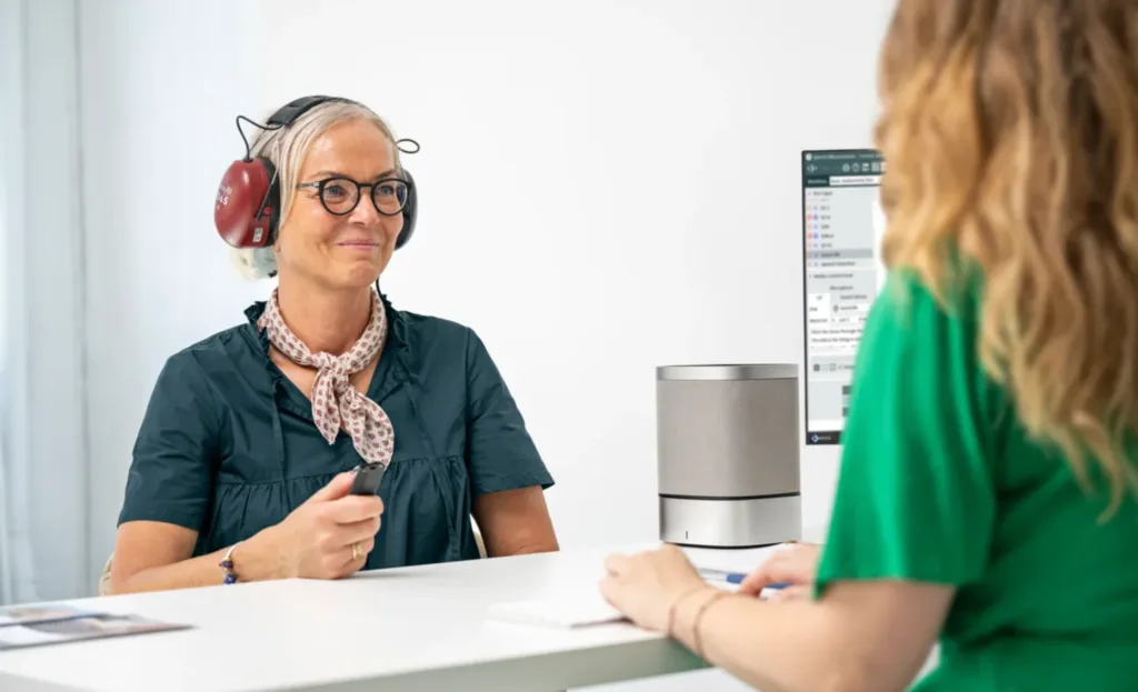 Жінка проходить тест слуху у спеціаліста