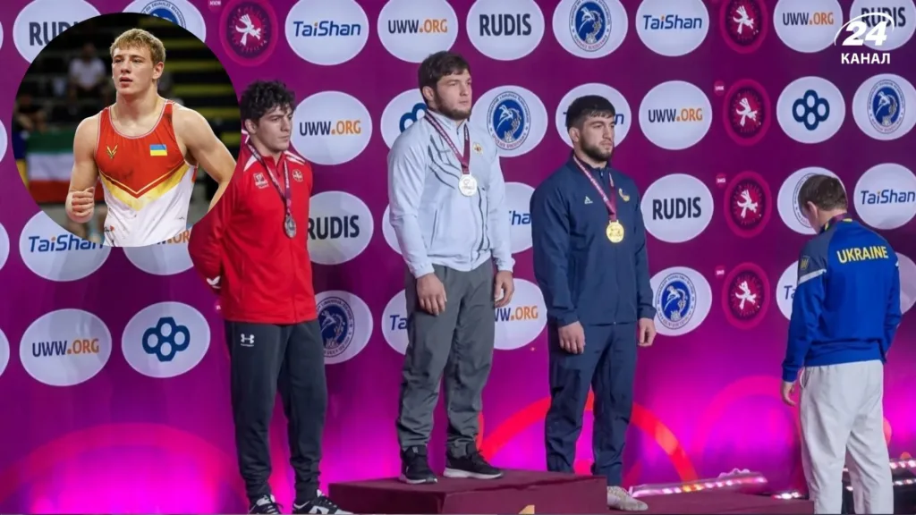 Український борець на подіумі з медаллю