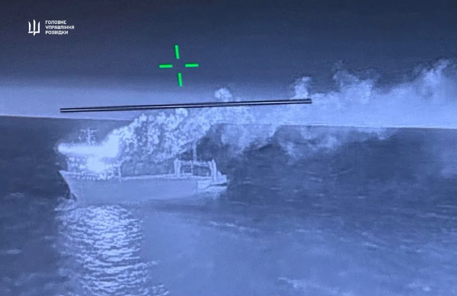 Тепловізійне зображення корабля, що горить у морі