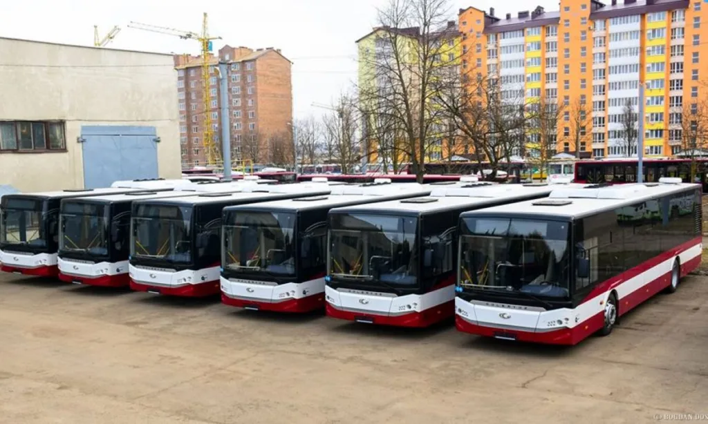 Нові міські автобуси на стоянці