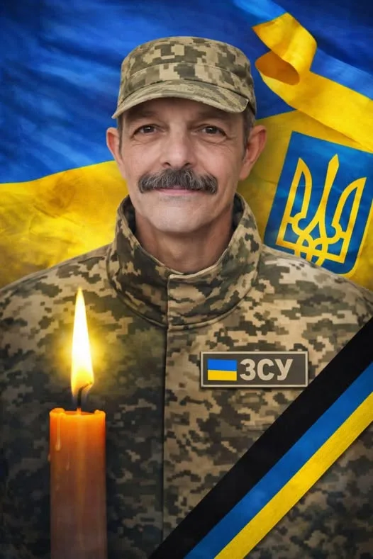 Український військовий у формі з прапором України